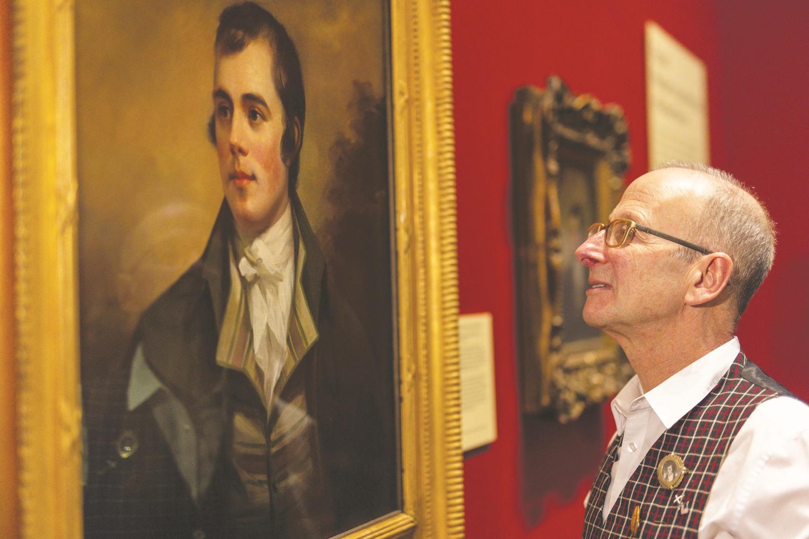 威廉·扎克斯在苏格兰国立美术馆凝视着他发现的亨利·雷伯恩作罗伯特·彭斯像。该画右侧并列展出的是亚历山大·内史密斯的原作。尼克·梅勒摄影