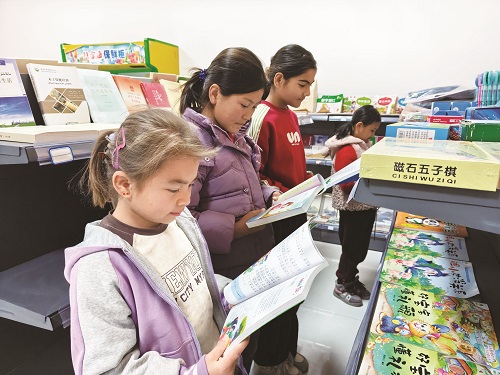 当地学生在达里雅布依乡分店翻阅图书