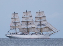 萤火与白帆　　少年唐鹏今年十八岁。但他经常幻想自己其实年过四十。他觉得自己的心理年龄差不多就是……[详细]