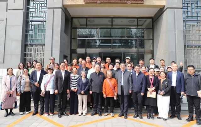 “提起笔,就不要忘记人”