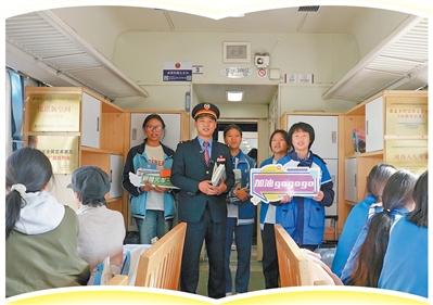 吉布日哈带着孩子们一起为新学期加油打气。  　　韩旭刚摄