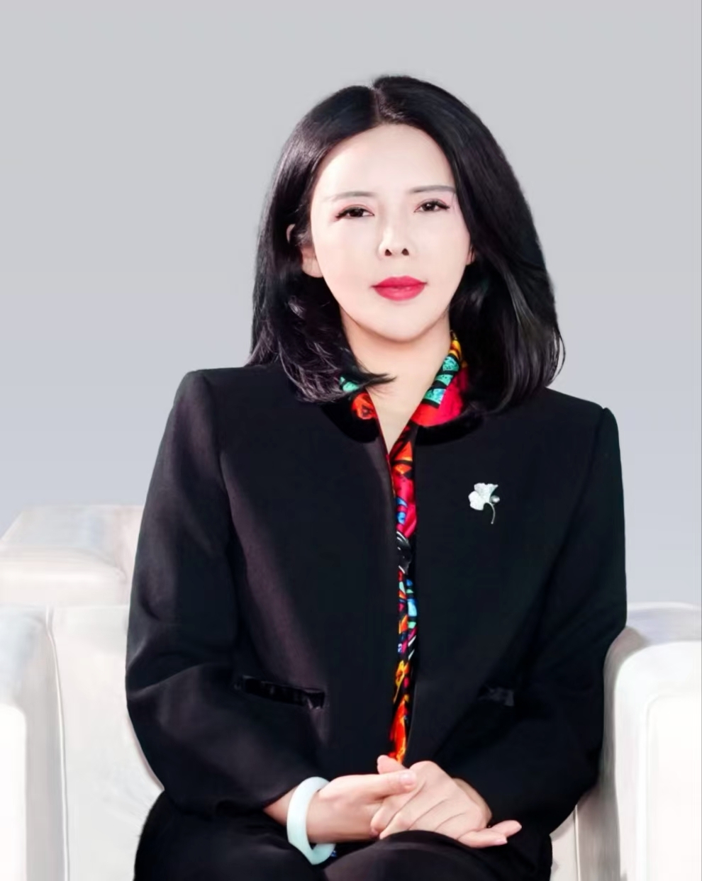 王洁,作家、编剧。中国作家协会会员,现任西安市作家协会副主席、中国散文学会副秘书长。代表作有散文集《六月初五》《风过留痕》;长篇小说《花落长安》《花开有声》《你好,朋友圈》《余生 很好》;报告文学《过秦岭》。 作品曾荣获第八届冰心散文奖、陕西省第十七届精神文明建设“五个一工程”奖等多项重要荣誉。