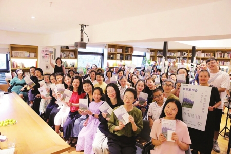 乌图禾（前排右三）在《三十岁以后的写作课：从故乡开始》新书发布会上。