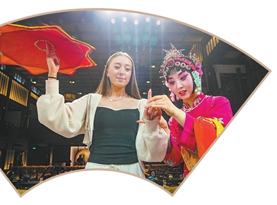 　5月15日，在陕西省西安易俗社，英国学员（左）学习秦腔表演技巧。  　　刘一江摄（人民视觉）