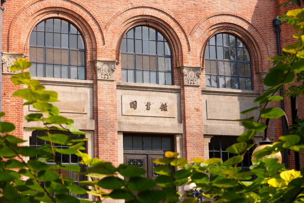 图为清华大学图书馆老馆二期正门。 清华大学供图