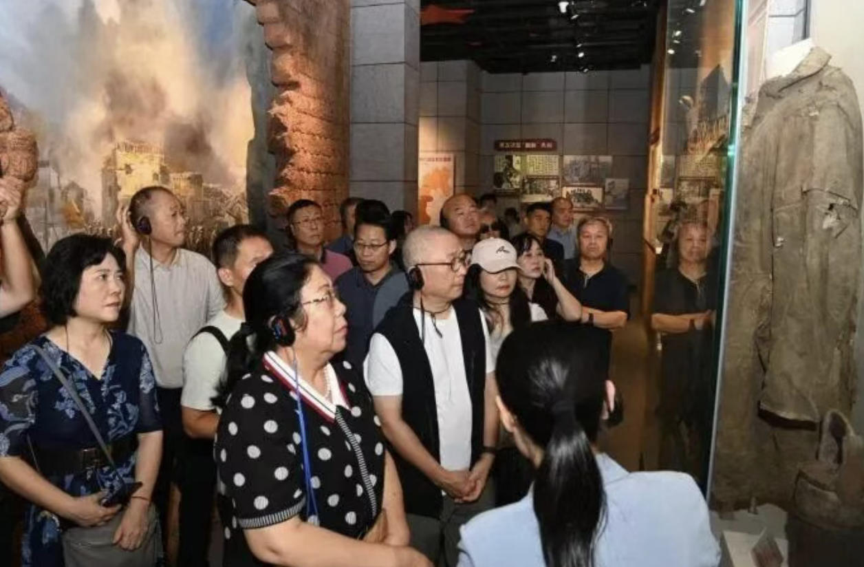 作家们在于都参访