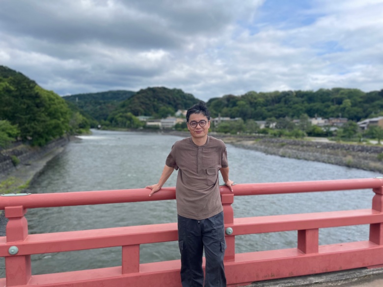 东君，以小说创作为主，兼及诗与随笔。结集作品有《面孔》《无雨烧茶》《谁是曹操》《上海为什么没有山》《故人何日成为敌人》等。另著有长篇小说《浮世三记》、评论集《隐秘的回响》等。现居浙江乐清。