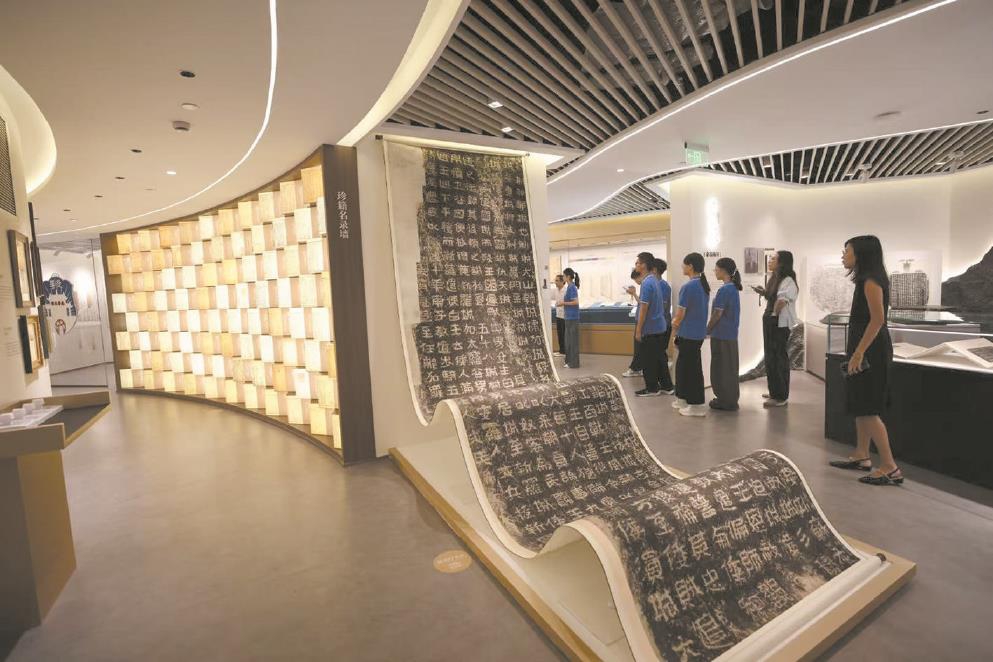 华东师范大学图书馆打造近700平方米的“万卷英华”古籍特藏研习空间。均本报记者 袁婧摄