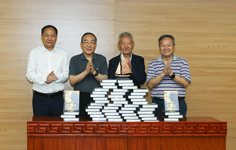 邬书林、郭义强、叶国斌与徐剑共同为新书揭幕