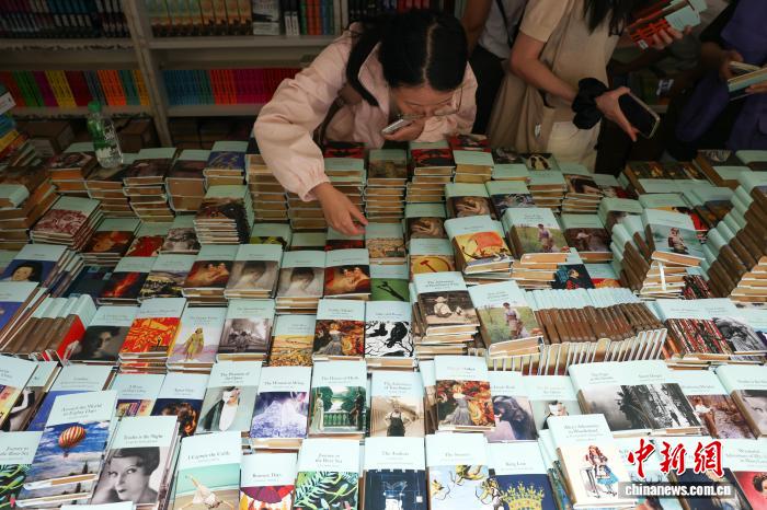 9月17日，一位读者沉浸在原版书“海洋”中。记者李国庆 摄