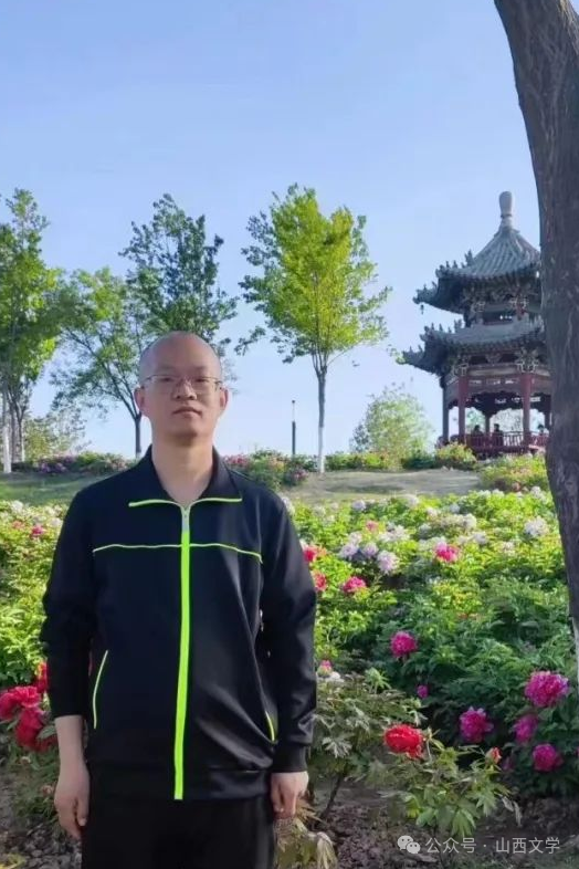 董晓可，山西师范大学文学院副教授，山西文学院签约作家，中国作家协会会员、中国文艺评论家协会会员。在《中国当代文学研究》《当代作家评论》《小说评论》《文艺争鸣》《收获》《青年文学》等刊物发表评论作品70余万字，出版有评论集《盖茨比的鞋子》、学术专著《80年代文学的话语重建与转型研究》，荣获“赵树理文学奖”等奖项。