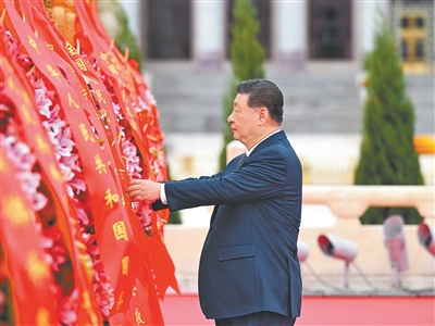 9月30日上午,党和国家领导人习近平、李强、赵乐际、王沪宁、蔡奇、丁薛祥、李希、韩正等来到北京天安门广场,出席烈士纪念日向人民英雄敬献花篮仪式。这是习近平整理花篮上的缎带。 新华社记者 谢环驰摄