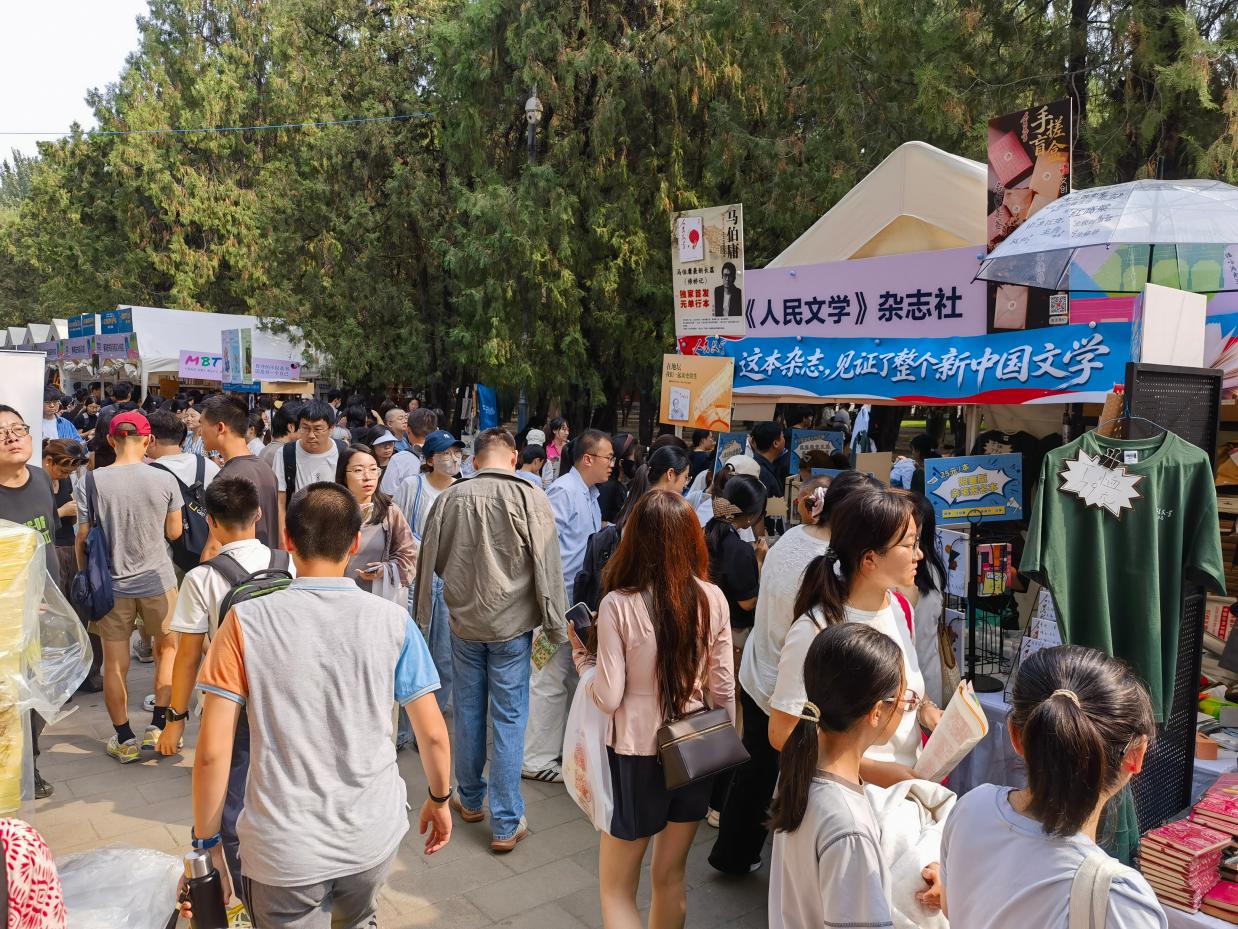 《人民文学》摊位不断涌入读者参观打卡选购