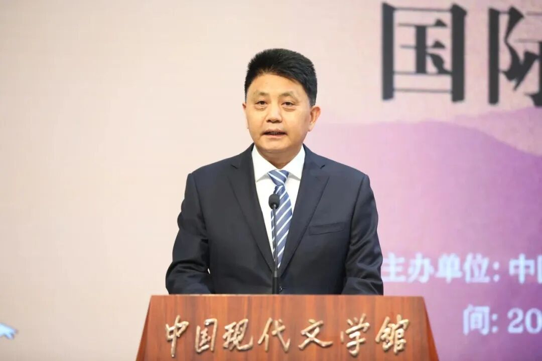 中国作协党组成员、书记处书记陈二厚主持捐赠仪式