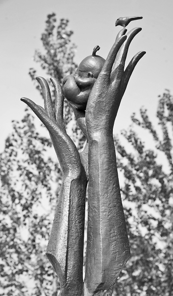 纤纤细手彰显的静默与爆发之美艺术家韩美林谈妈妈的手雕塑创作