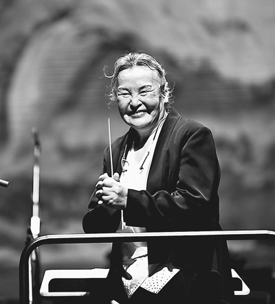 80多岁高龄的郑小瑛在指挥台上向观众致意.