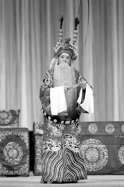 河南省京剧院24岁女老生杨双赫因病在北大人民医院去世,终年24岁