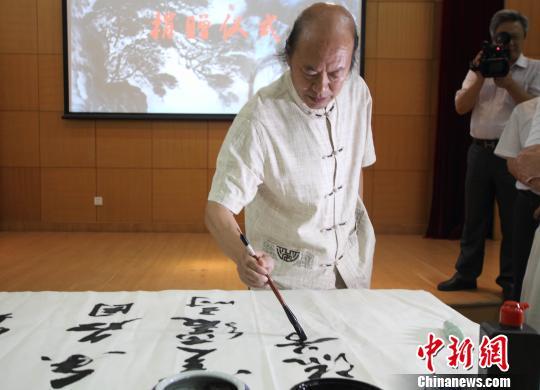 国家一级美术师徐墨然 向江苏省档案馆捐赠书画作品