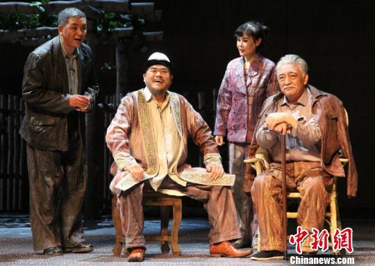山西省文化援疆新创话剧《生命如歌》到新疆兵团慰问演出