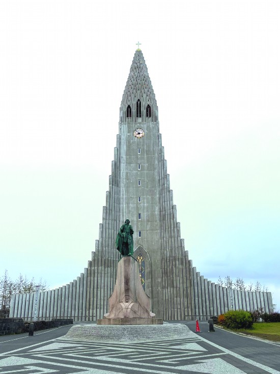 哈尔格林姆斯教堂，是雷克雅未克最高的建筑，这座教堂的名字来自于冰岛著名诗人哈尔格林姆斯·彼得松，是冰岛的特色景观之一