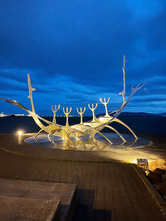 “太阳航海者”雕塑,是冰岛雕塑家琼·贡纳尔·阿纳松的设计作品,这是一艘梦想之船，体现了对希望、自由、进步的追求