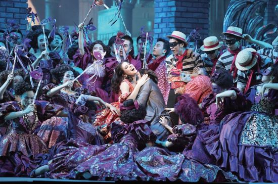 歌剧所独有的瑰丽奇幻的想象,带观众进入了一个充满浪漫梦想和回忆的